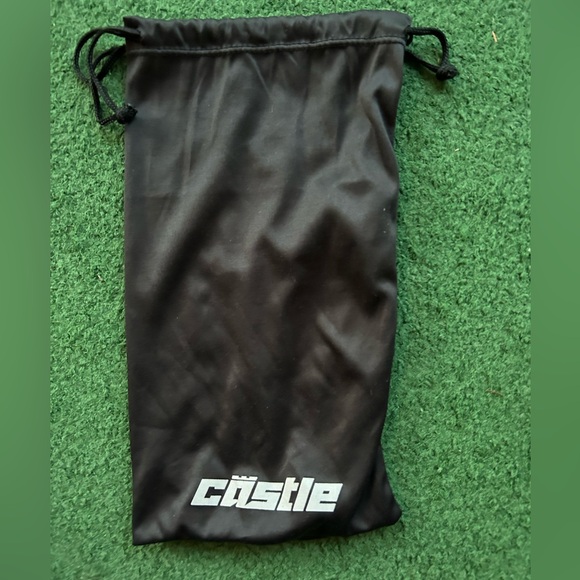 Snow goggles. Castle brand with adjustable strap and drawstring carrying case. - Picture 10 of 10